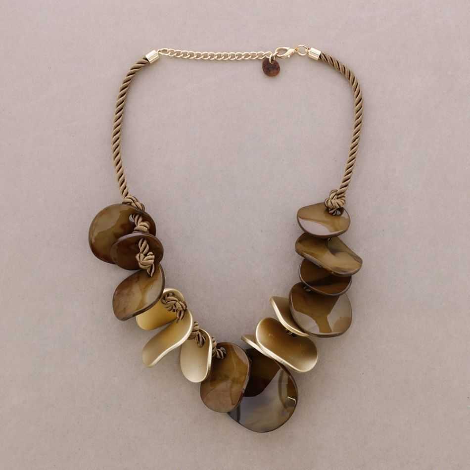 CHOKER WITH LEAVES AND RESIN