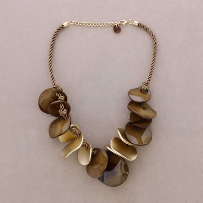 CHOKER WITH LEAVES AND RESIN