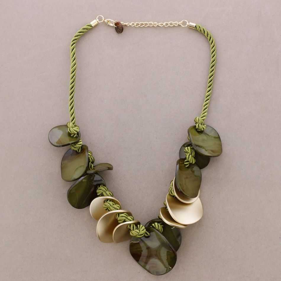 CHOKER WITH LEAVES AND RESIN