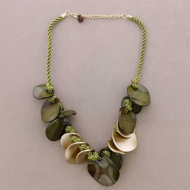 CHOKER WITH LEAVES AND RESIN