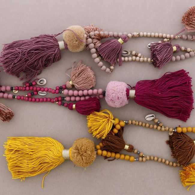 LONG NECKLACE WITH WOODEN BEADS AND POMPOM FRINGES