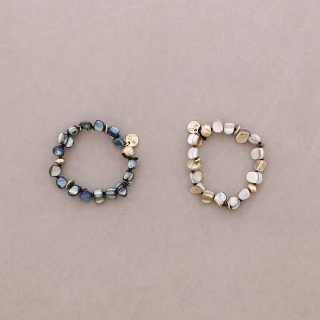ELASTIC BRACELET WITH MOTHER-OF-PEARL BEADS AND METAL