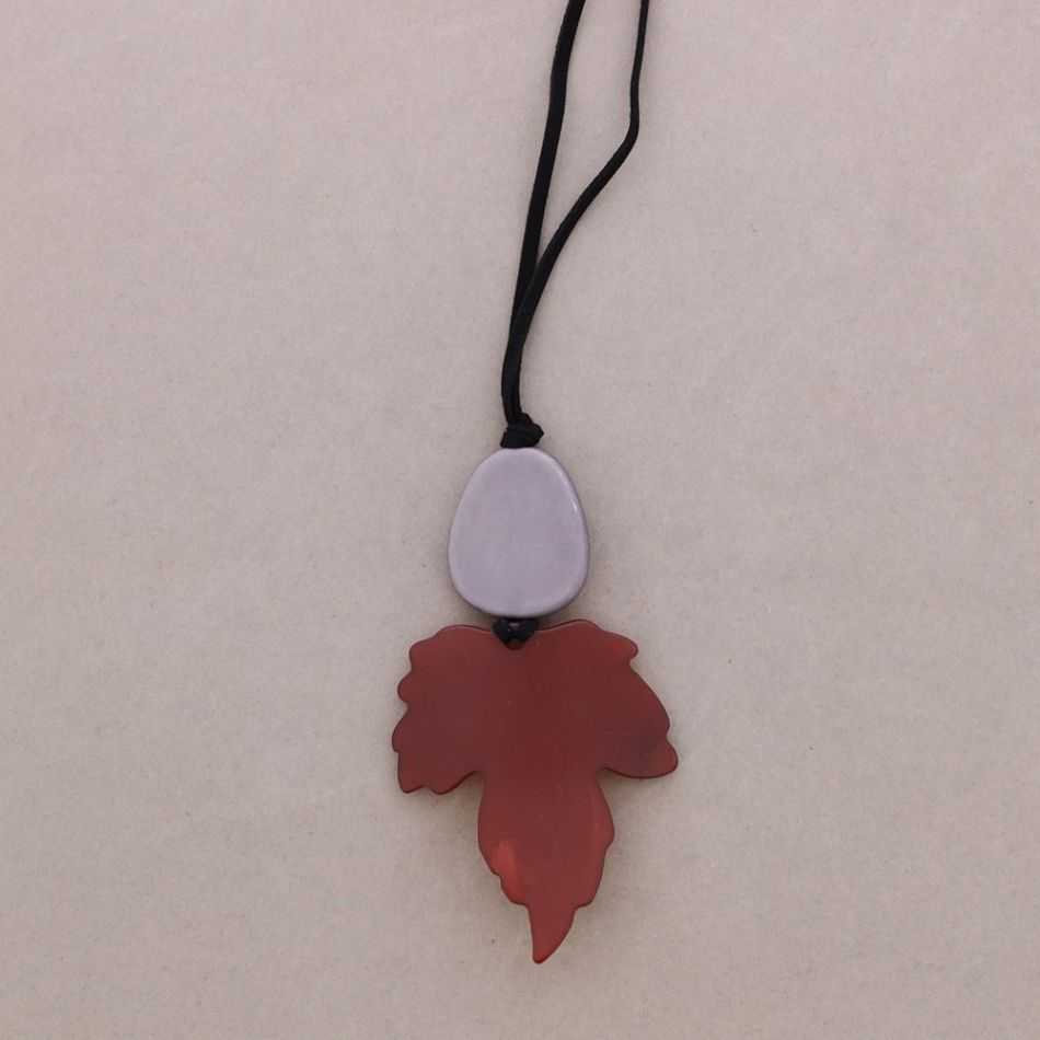 COLLAR LARGO COLGANTE HOJA RESINA