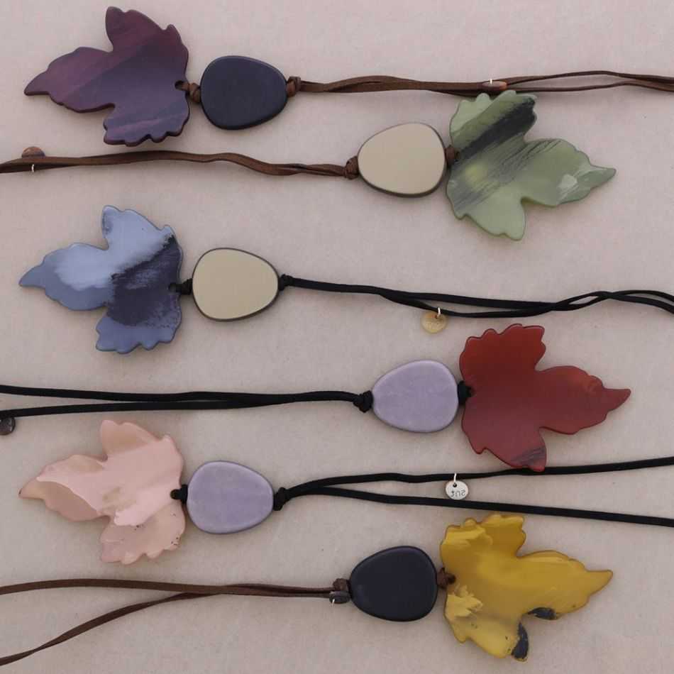 COLLAR LARGO COLGANTE HOJA RESINA