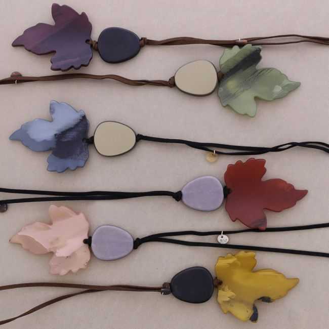 COLLAR LARGO COLGANTE HOJA RESINA