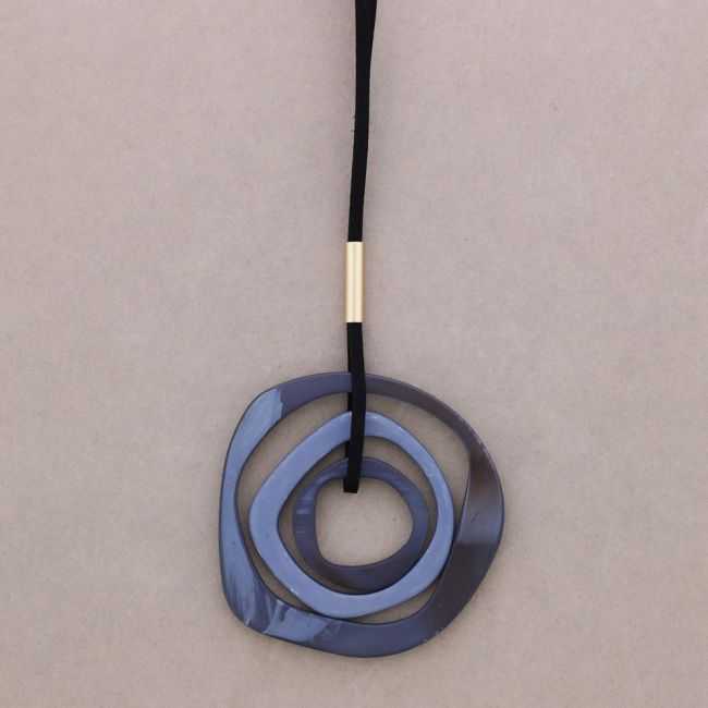 COLLAR LARGO COLGANTE TRIPLE ANILLA RESINA