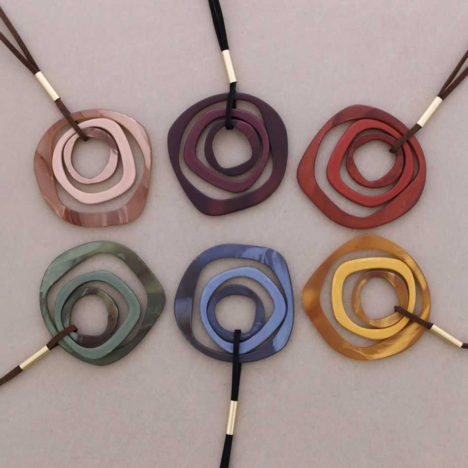 COLLAR LARGO COLGANTE TRIPLE ANILLA RESINA