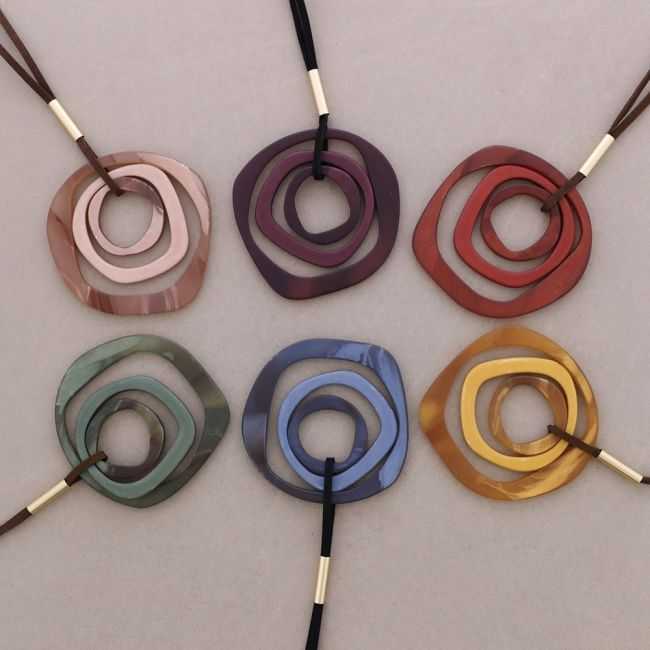 COLLAR LARGO COLGANTE TRIPLE ANILLA RESINA