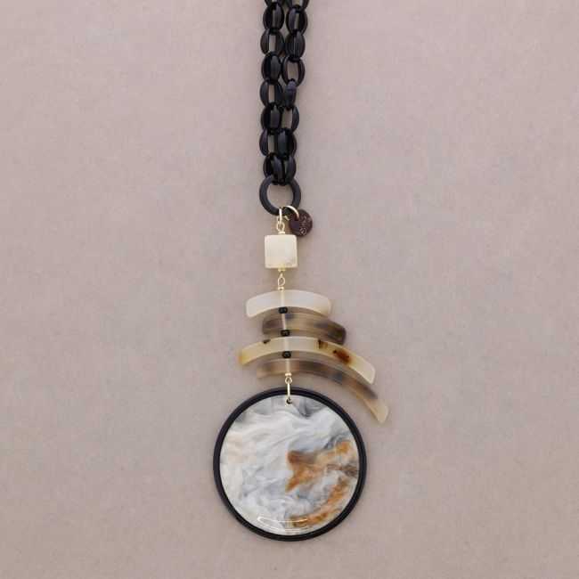COLLAR LARGO COLGANTE GEOMÉTRICA RESINA