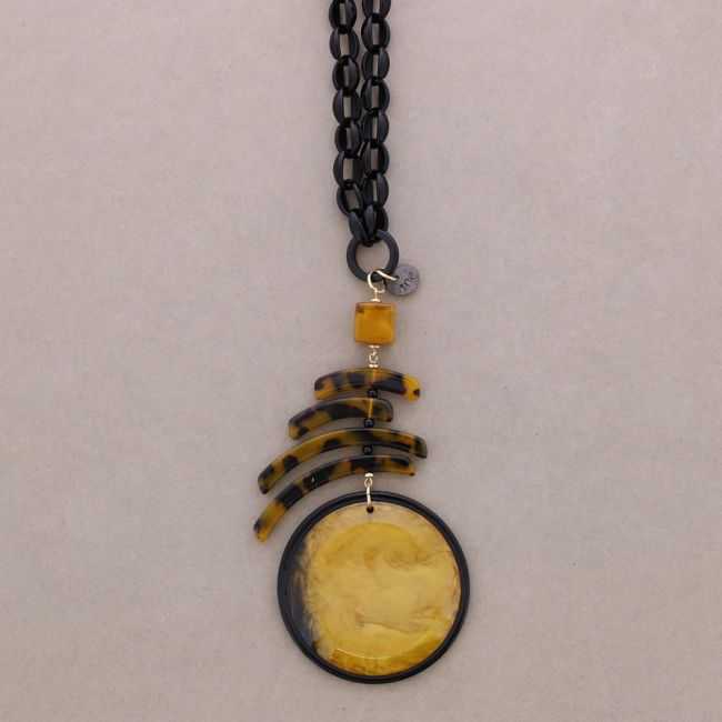 COLLAR LARGO COLGANTE GEOMÉTRICA RESINA