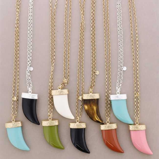 COLLAR LARGO COLGANTE CUERNO RESINA