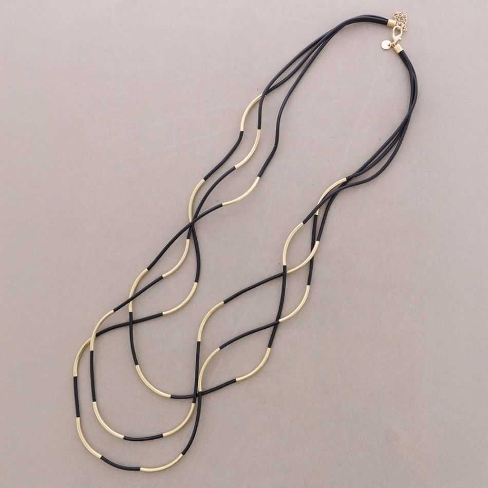 COLLAR LARGO CORDÓN SINTÉTICO TRIPLE TIRAS TUBOS METAL