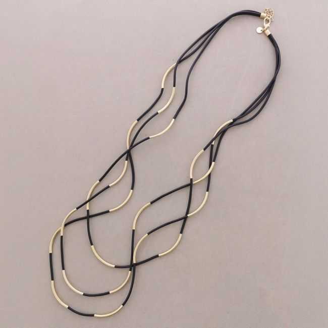 COLLAR LARGO CORDÓN SINTÉTICO TRIPLE TIRAS TUBOS METAL