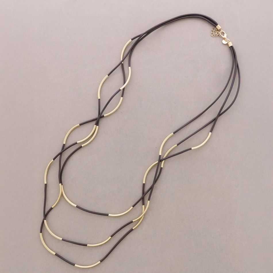COLLAR LARGO CORDÓN SINTÉTICO TRIPLE TIRAS TUBOS METAL