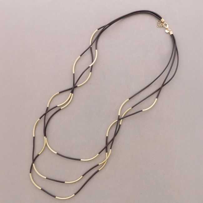COLLAR LARGO CORDÓN SINTÉTICO TRIPLE TIRAS TUBOS METAL