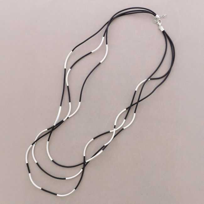 COLLAR LARGO CORDÓN SINTÉTICO TRIPLE TIRAS TUBOS METAL