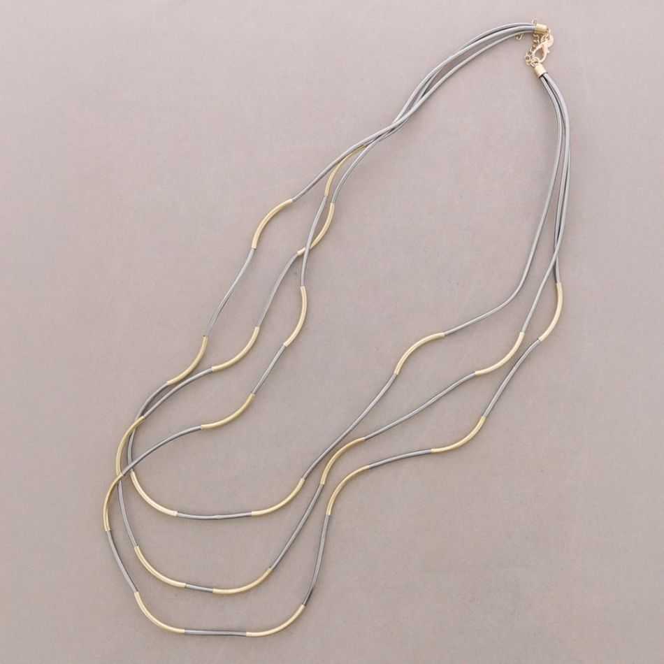COLLAR LARGO CORDÓN SINTÉTICO TRIPLE TIRAS TUBOS METAL