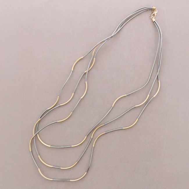 COLLAR LARGO CORDÓN SINTÉTICO TRIPLE TIRAS TUBOS METAL