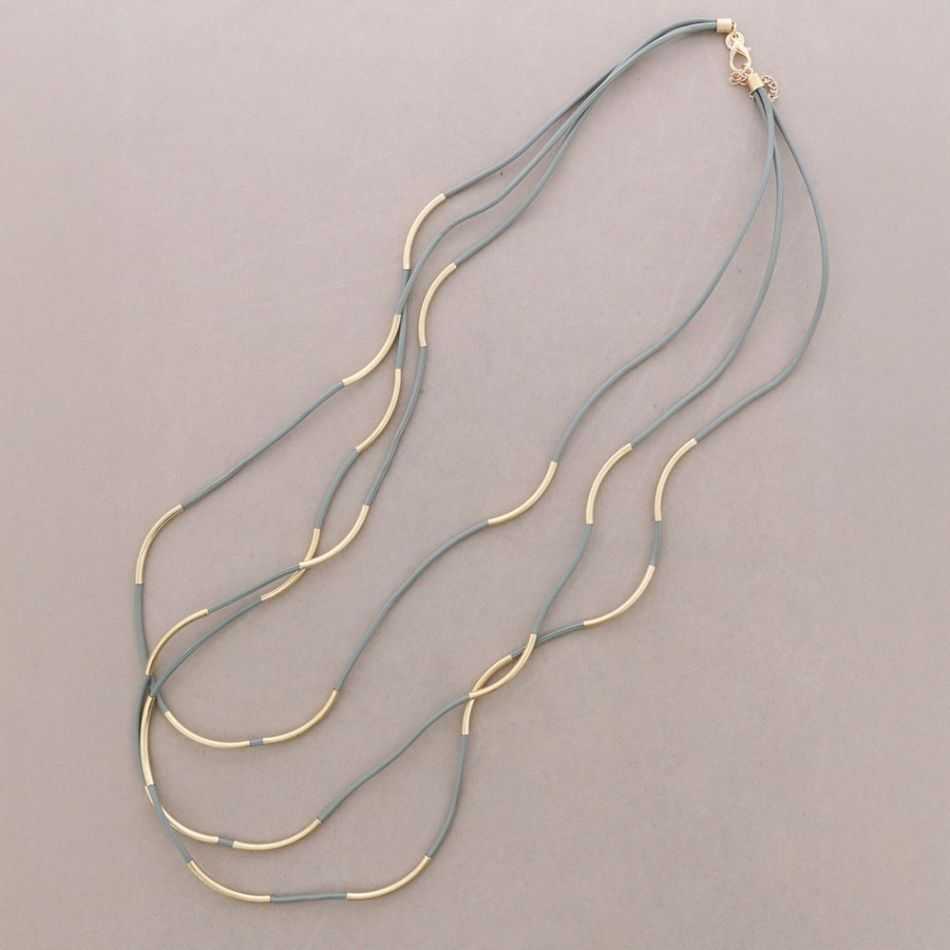 COLLAR LARGO CORDÓN SINTÉTICO TRIPLE TIRAS TUBOS METAL