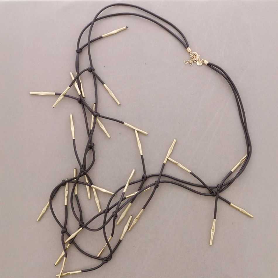 COLLAR LARGO CORDÓN SINTÉTICO DOBLE TIRAS FLECOS METAL