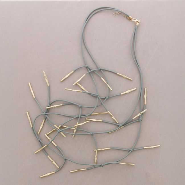 COLLAR LARGO CORDÓN SINTÉTICO DOBLE TIRAS FLECOS METAL
