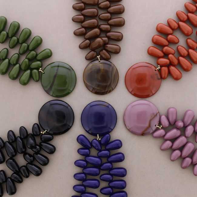 SHORT NECKLACE BEADS PENDANT MEDAL RESIN