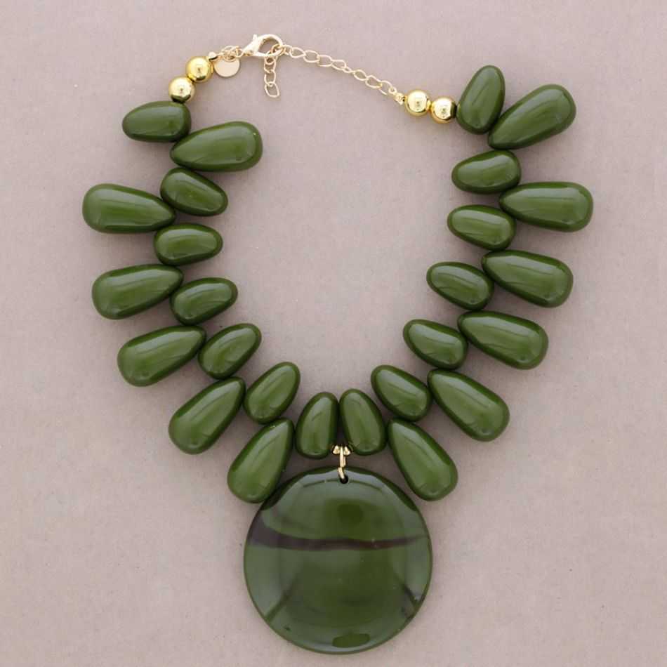 SHORT NECKLACE BEADS PENDANT MEDAL RESIN