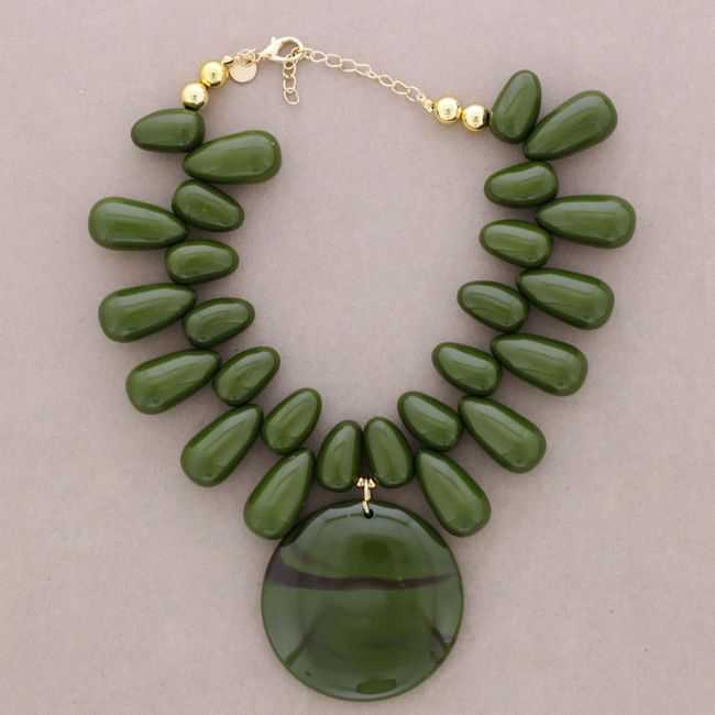 SHORT NECKLACE BEADS PENDANT MEDAL RESIN
