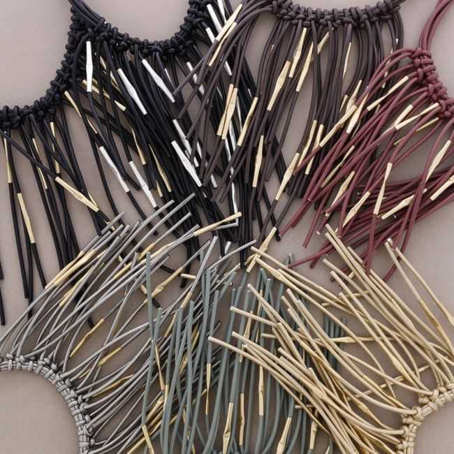 GARGANTILLA CORDÓN SINTÉTICO FLECOS TUBOS METAL