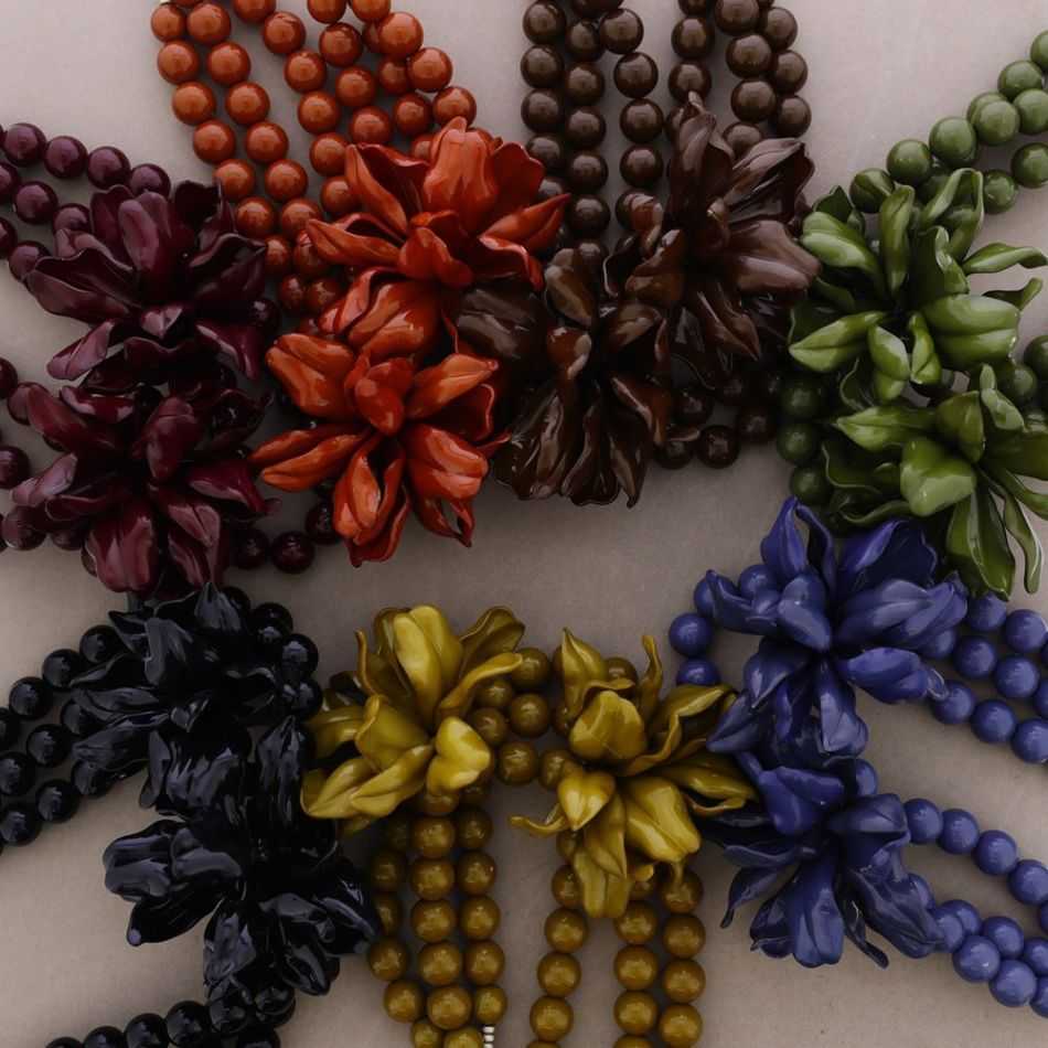GARGANTILLA TRIPLE CUENTAS DOBLE FLOR RESINA