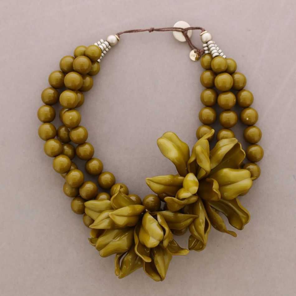 GARGANTILLA TRIPLE CUENTAS DOBLE FLOR RESINA