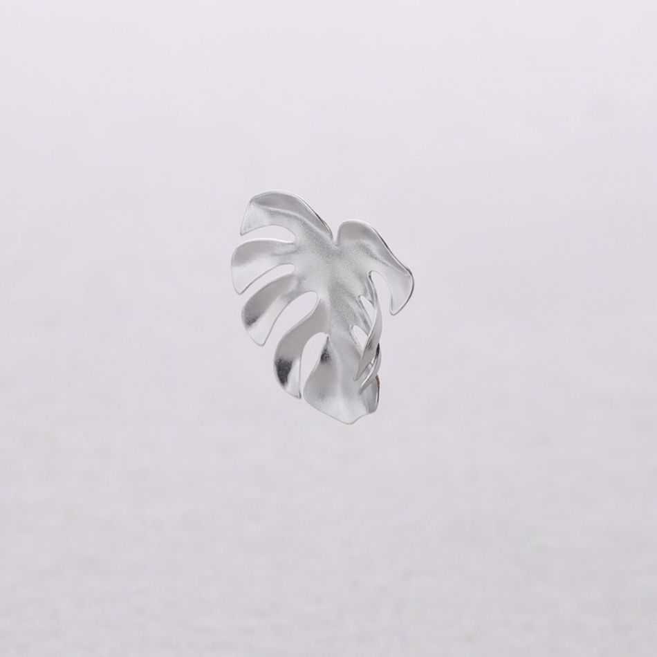 STEEL EARRINGS WITH CHEESE PLANT LEAF