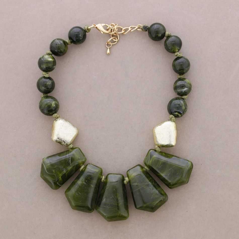 CHOKER WITH BEADS, METALLIC FINISH, AND RESIN
