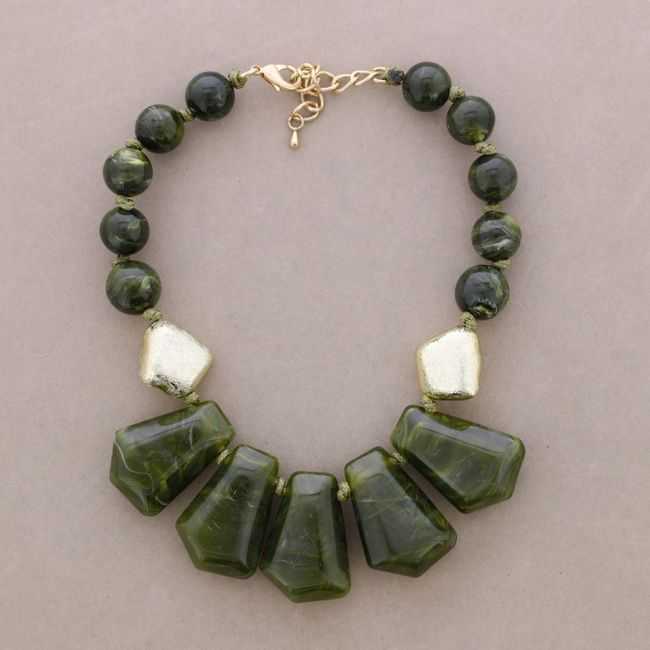 CHOKER WITH BEADS, METALLIC FINISH, AND RESIN