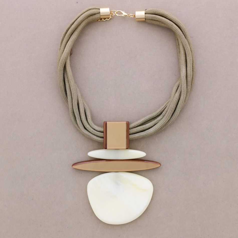 RESIN PENDANT CHOKER
