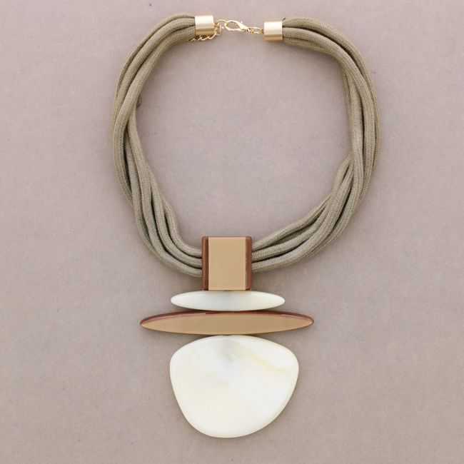 RESIN PENDANT CHOKER