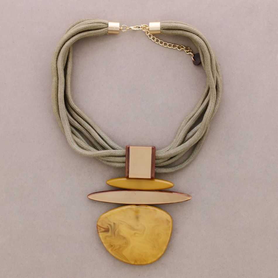 RESIN PENDANT CHOKER