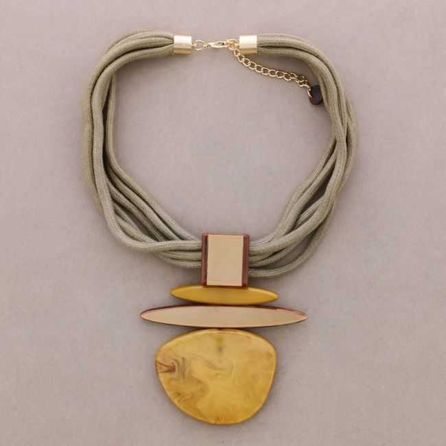 RESIN PENDANT CHOKER