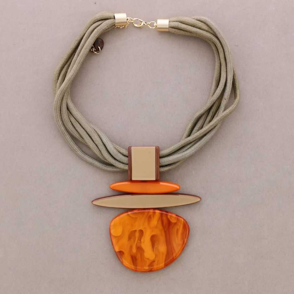 RESIN PENDANT CHOKER