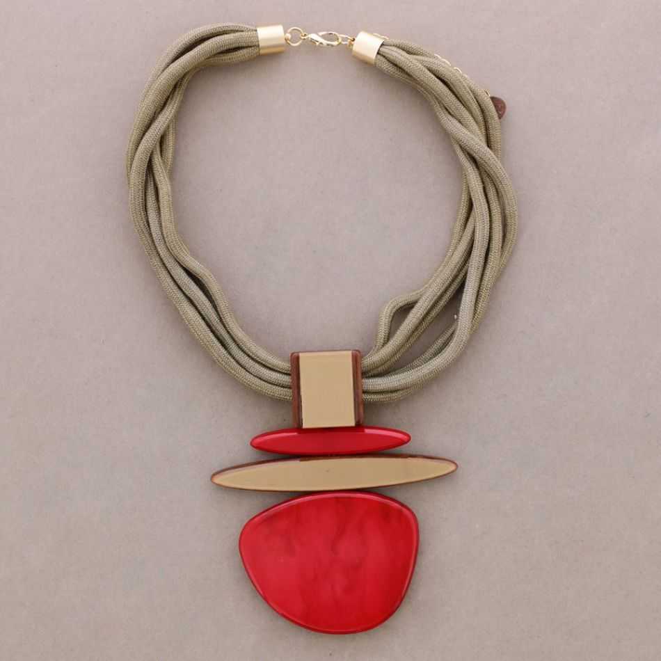 RESIN PENDANT CHOKER