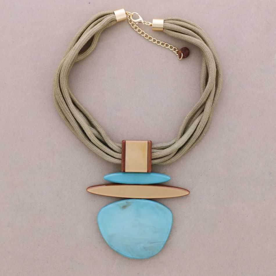 RESIN PENDANT CHOKER