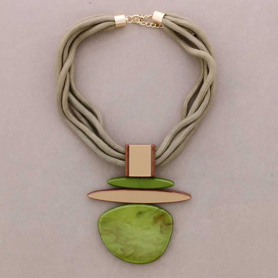 RESIN PENDANT CHOKER