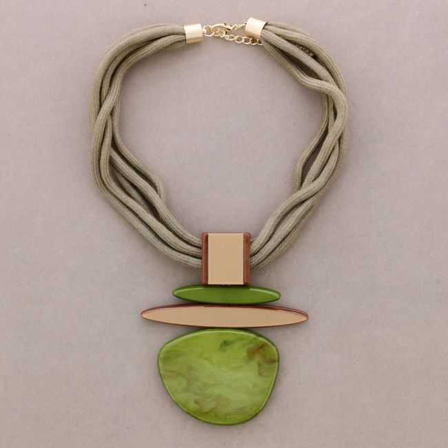 RESIN PENDANT CHOKER