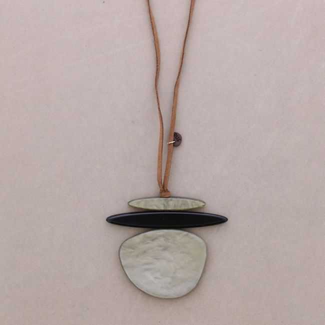RESIN PENDANT NECKLACE