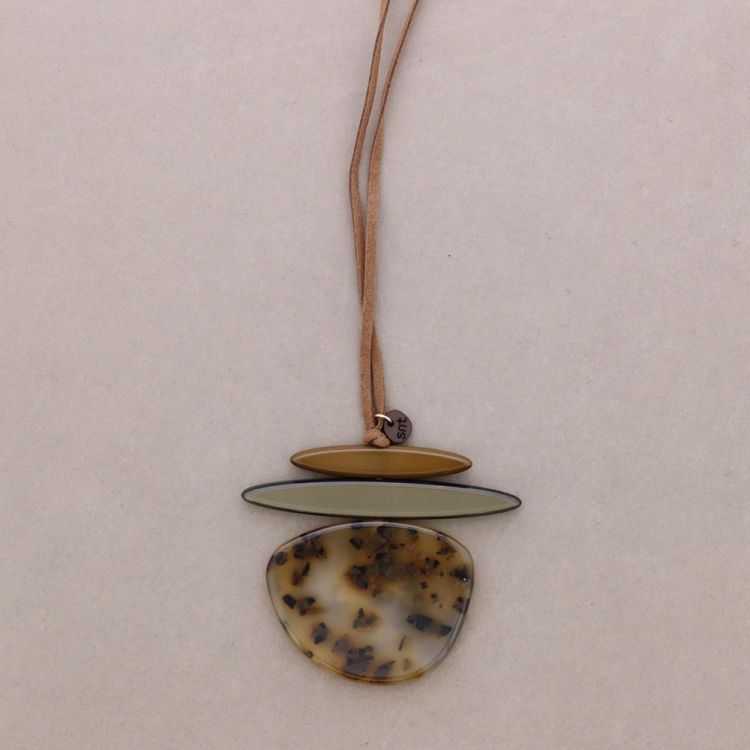 RESIN PENDANT NECKLACE