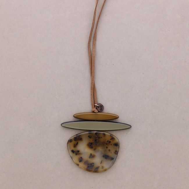 RESIN PENDANT NECKLACE