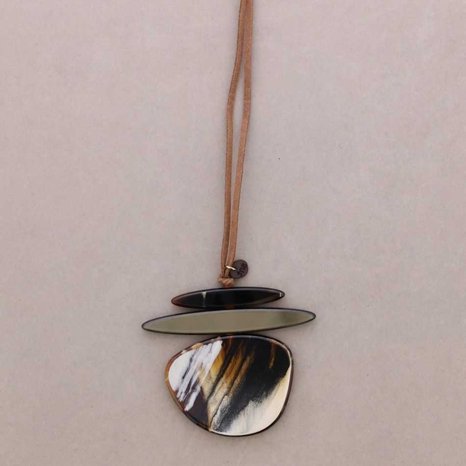 RESIN PENDANT NECKLACE