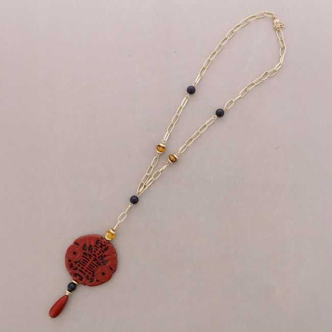 COLLAR LARGO METAL COLGANTE MEDALLA FILIGRANA RESINA