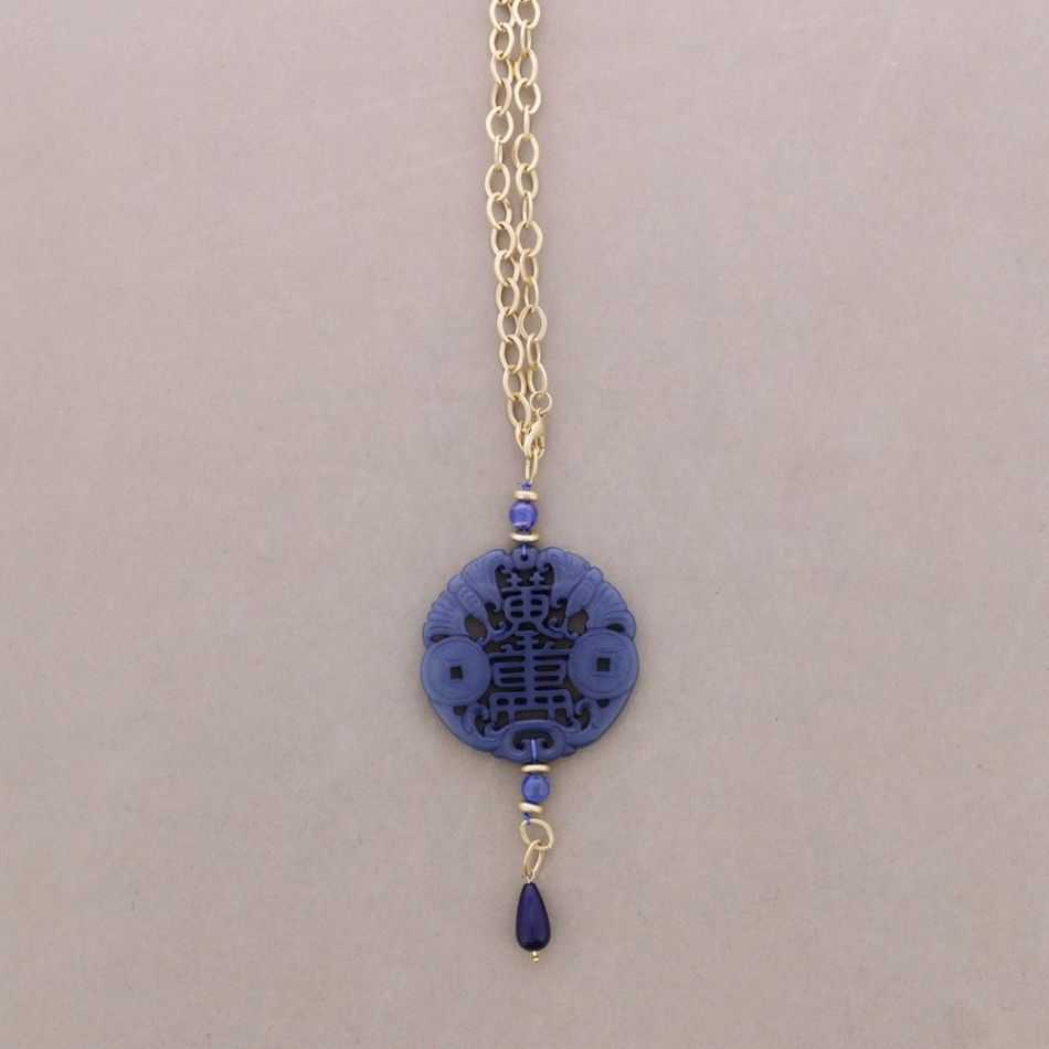 LONG METAL NECKLACE WITH FILIGREE RESIN PENDANT MEDAL