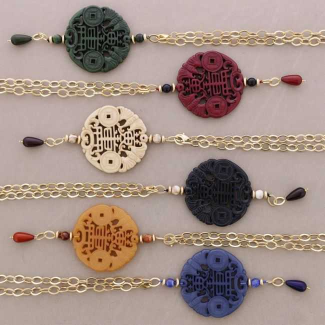 LONG METAL NECKLACE WITH FILIGREE RESIN PENDANT MEDAL